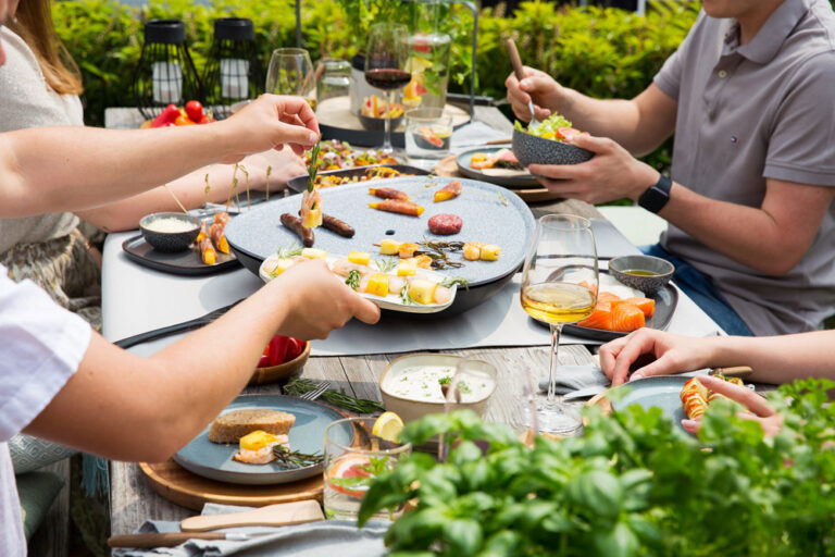 Zorgeloos buiten eten? Zo houd je insecten op afstand!
