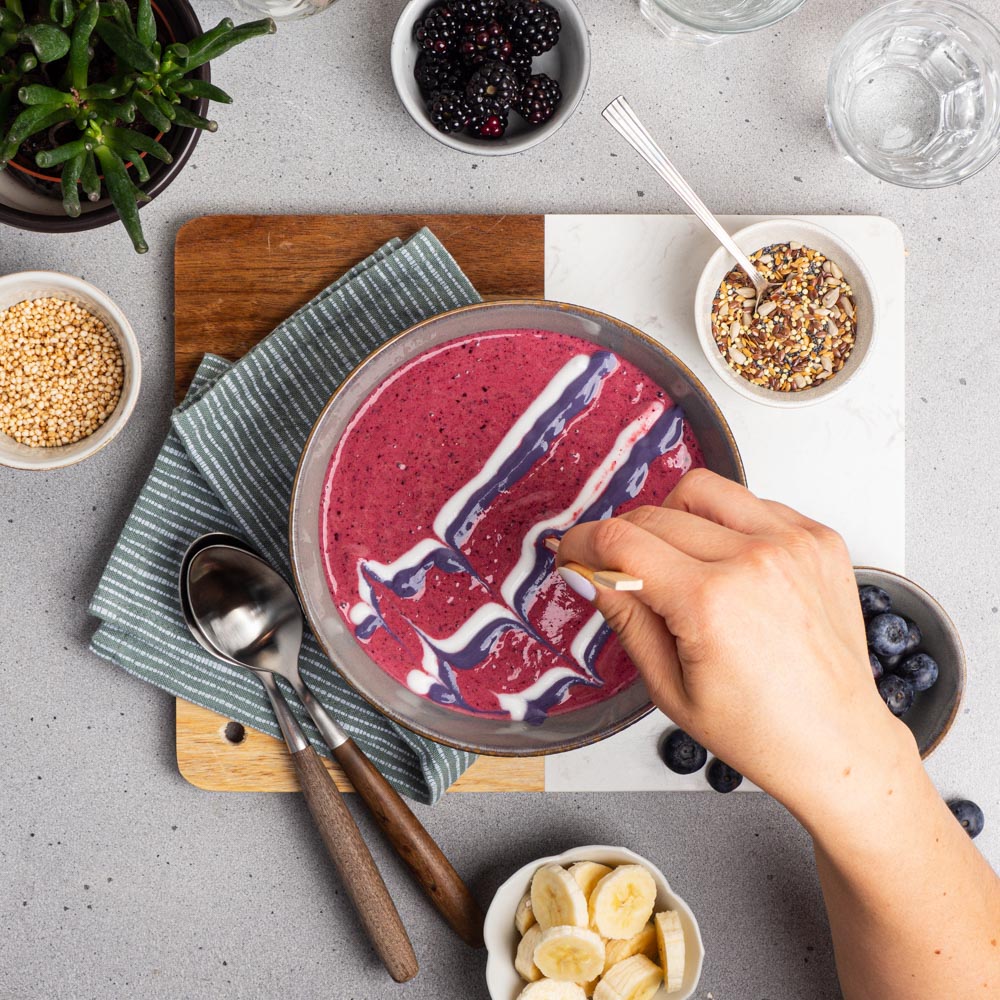 Acai smoothie bowl met swirls