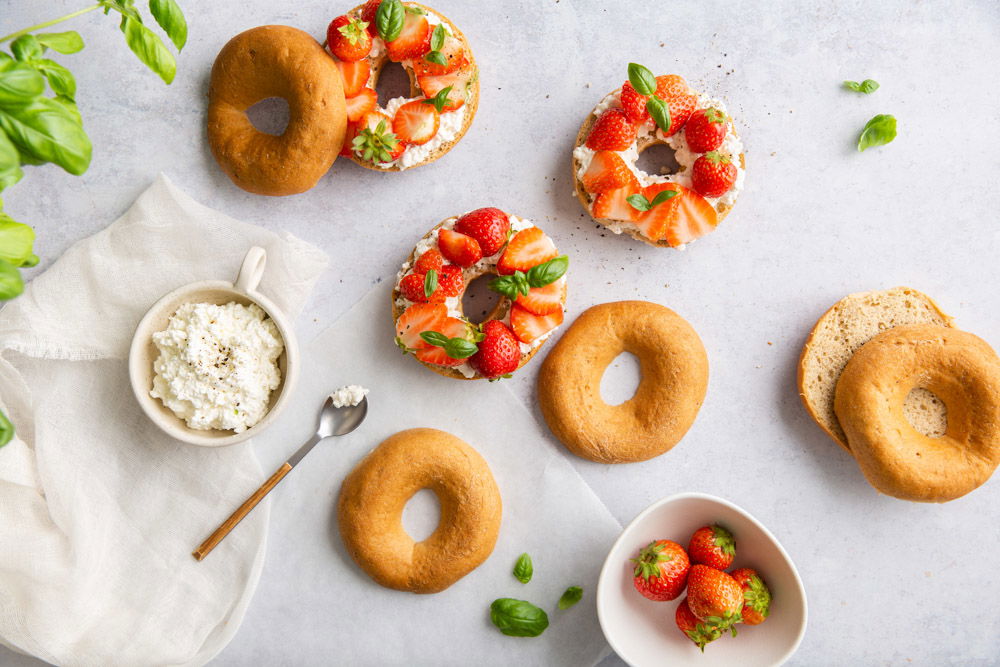 Bagel met hüttenkäse en aardbeien