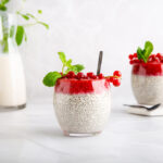 Chiazaad pudding met frambozenjam en munt
