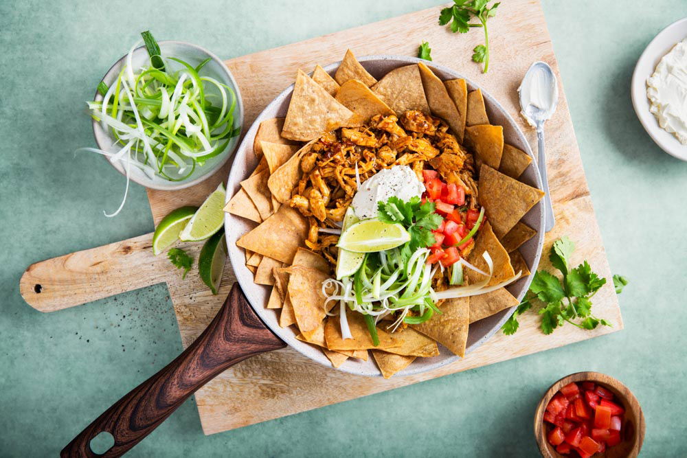 Chilaquiles Met Pulled Chicken En Chipotle Peper