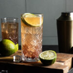 Cocktail Dark ’n Stormy met granaatappelsiroop