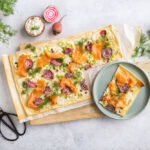Flammkuchen met zalm en chioggia biet
