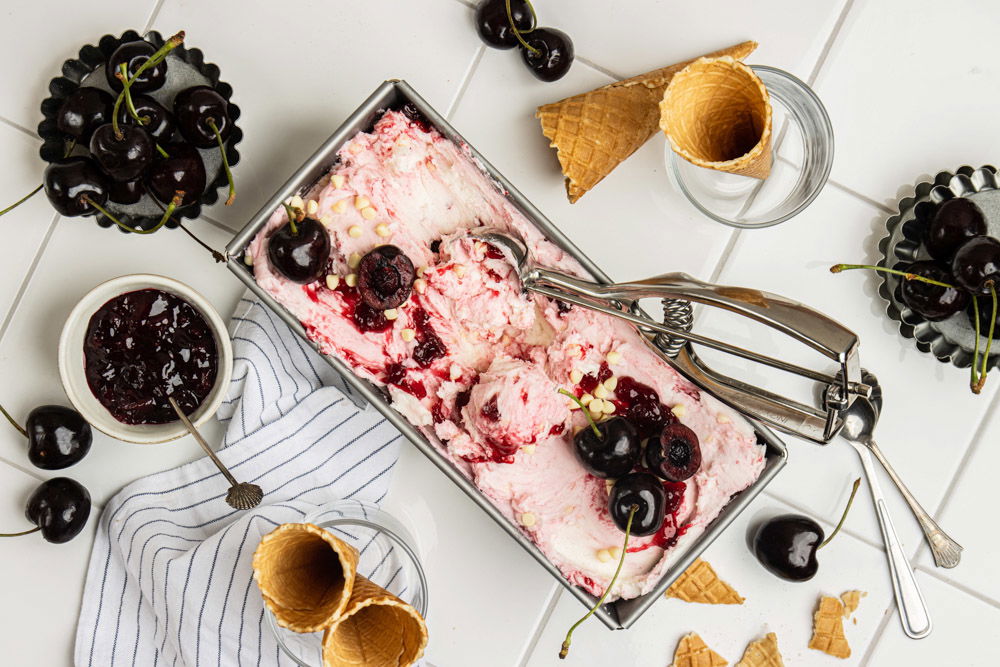Kersen-witte chocolade ijs met maar 4 ingrediënten