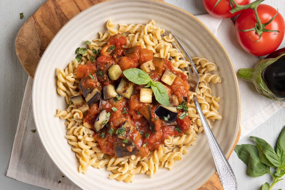 Pasta met tomaat-auberginesaus