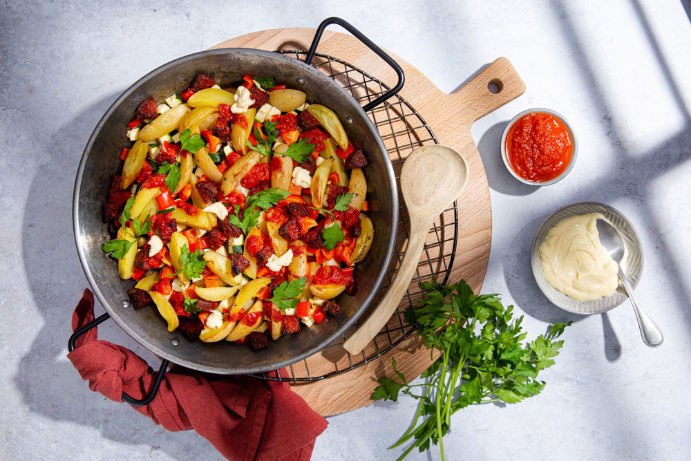 Ovenschotel patatas bravas en chorizo