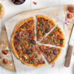Vegetarische tonijn pizza met hot honey