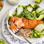 Superfood salad met zalm en avocadodressing