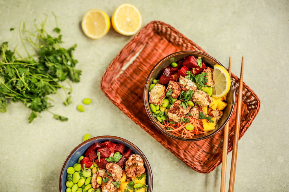 Vegetarische sushi bowl met knapperige avocado