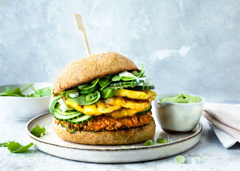 Aziatische zalmburger met gegrilde ananas