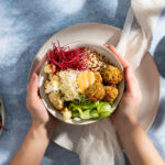 Buddha bowl met quinoa, geroosterde bloemkool en srirachamayo