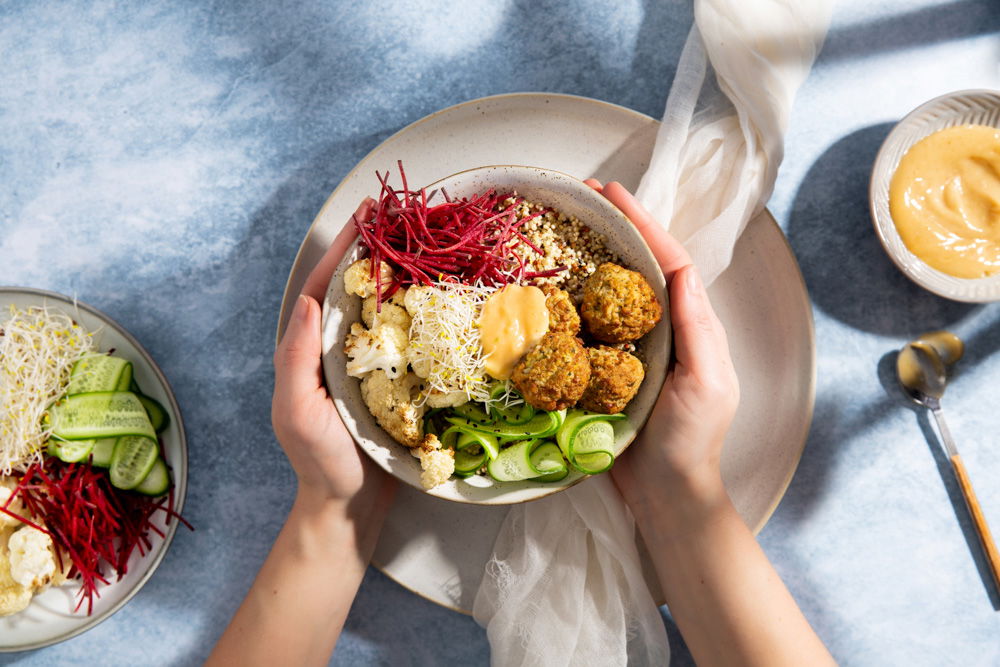 Buddha bowl met quinoa, geroosterde bloemkool en srirachamayo