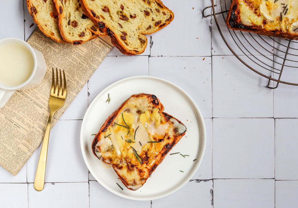 Croque monsieur van krentenbrood met camembert en appel