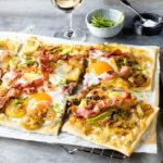 Flammkuchen met spek en ei