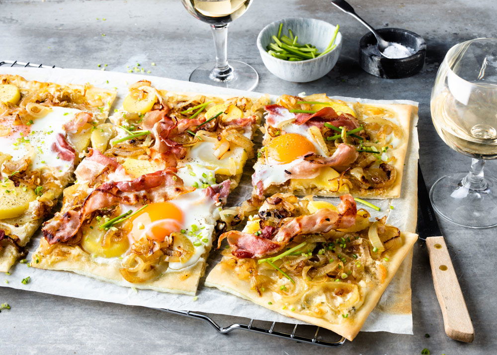 Flammkuchen met spek en ei