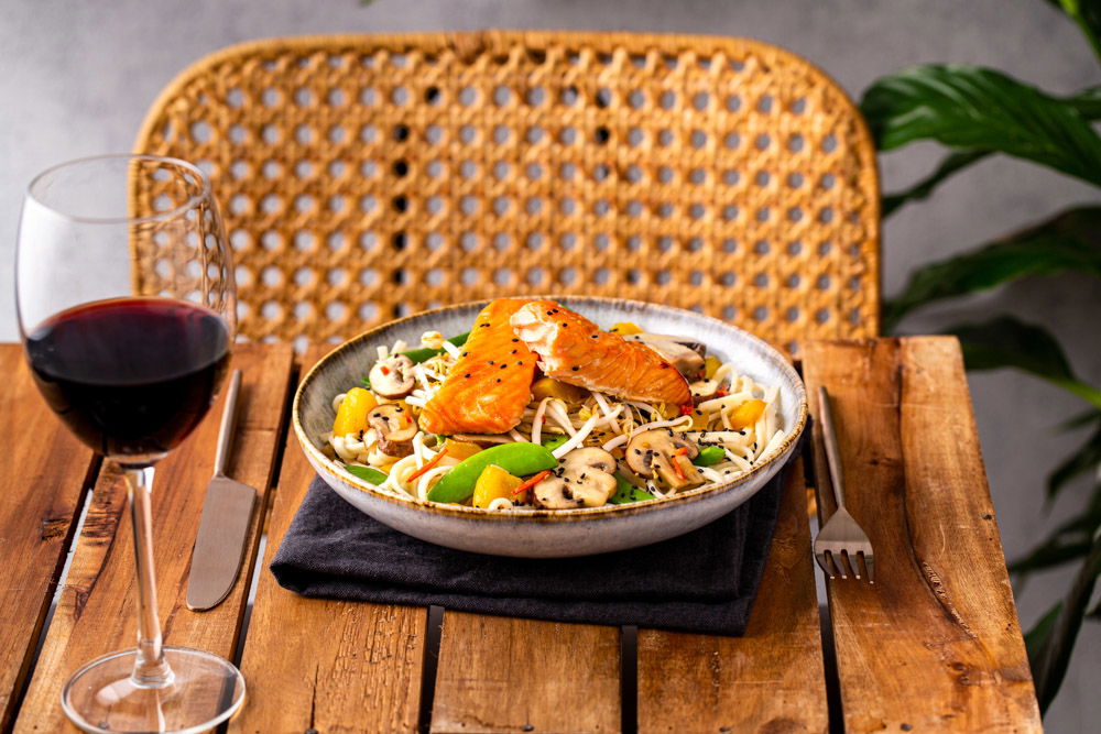 Gemarineerde zalm met oosterse roerbakgroenten en noedels