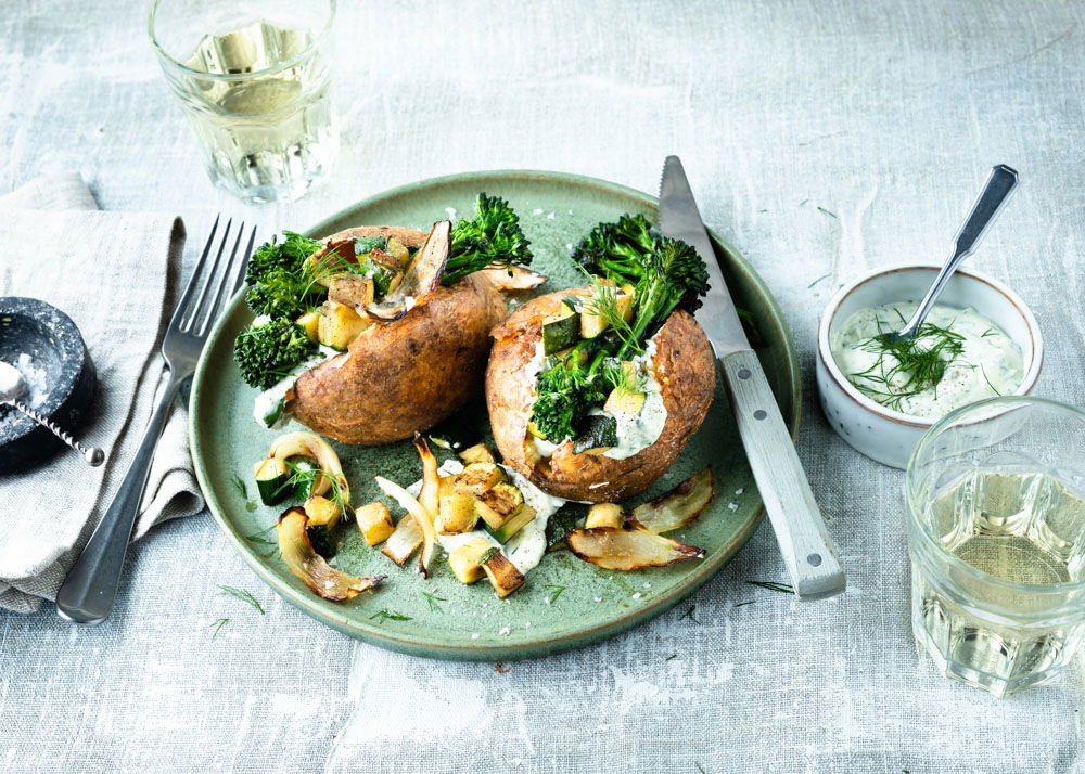 Gepofte aardappelen met bimi en kruidenroom