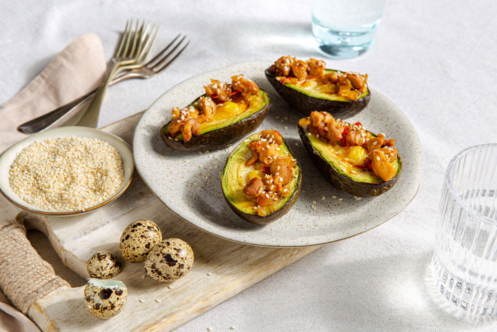 Gevulde avocado met kwartelei en pittige kip