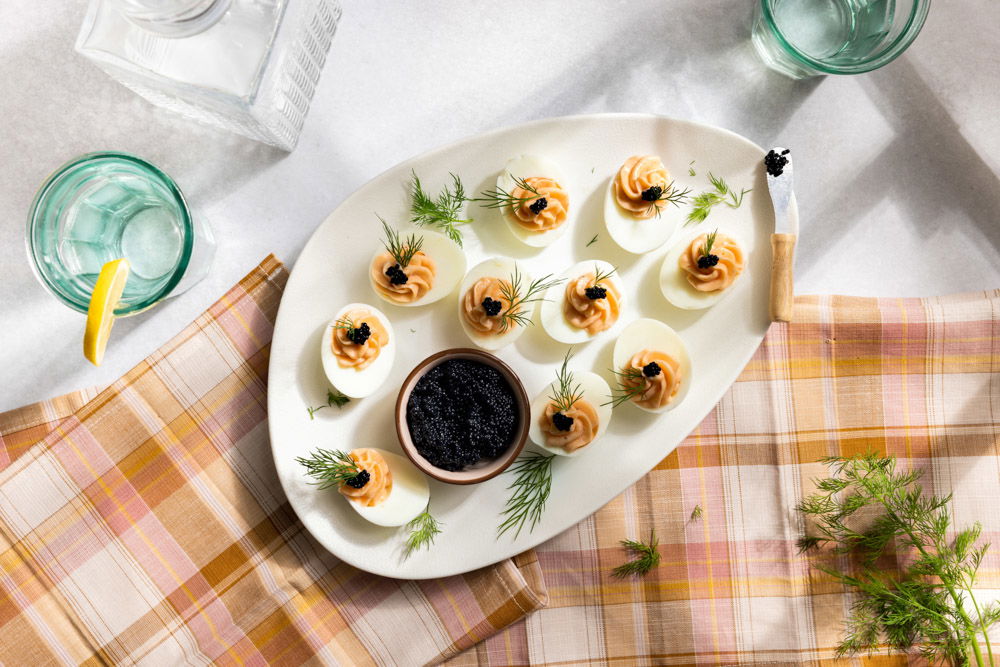 Gevulde eieren met vismousse, dille en viseitjes