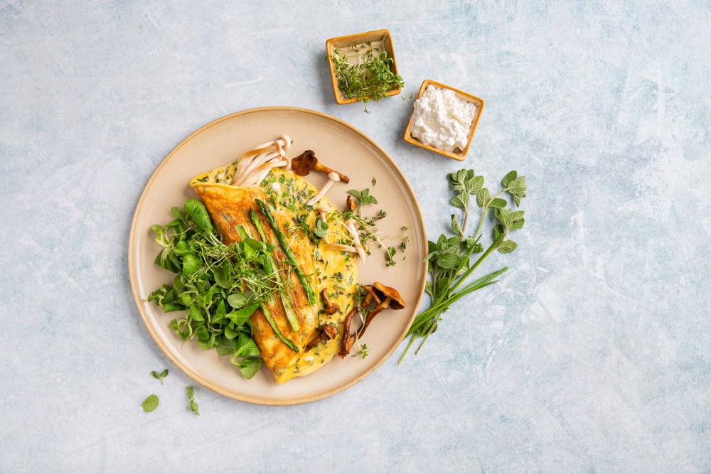 Gevulde omelet met paddenstoelen, aspergetips en verse kruiden
