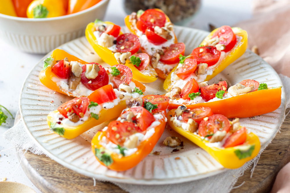 Gevulde snoeppaprika’s met cottage cheese en tomaat