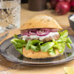 Hamburger met yoghurtsaus, rode ui en veldsla