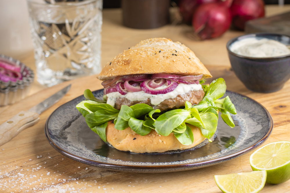 Hamburger met yoghurtsaus, rode ui en veldsla
