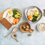 Hartige hüttenkäse bowl met zalm en kwartelei