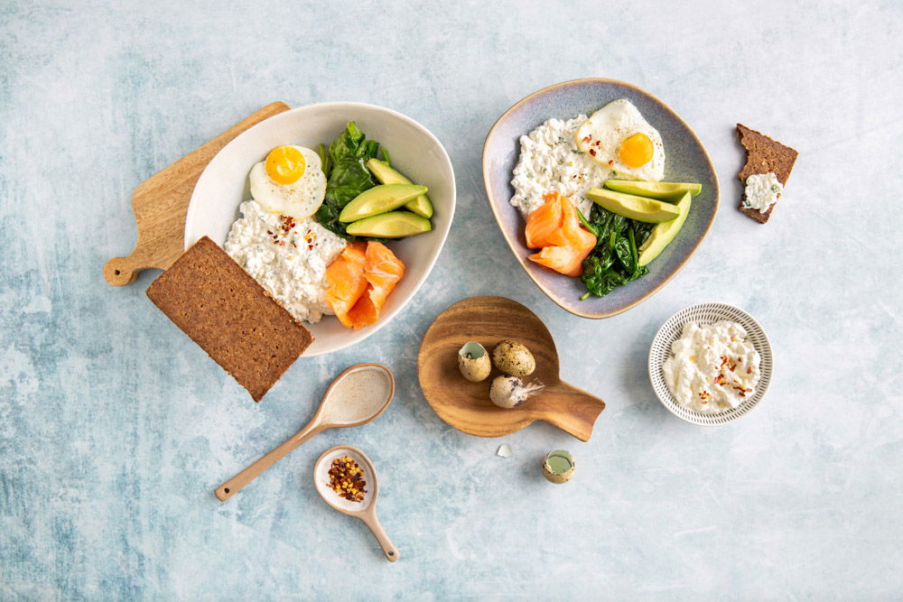 Hartige hüttenkäse bowl met zalm en kwartelei