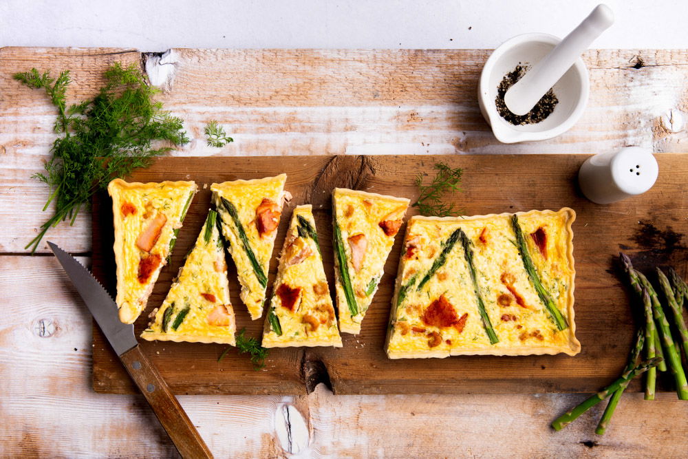 Hartige taart met zalm, Hollandse garnalen en groene asperge