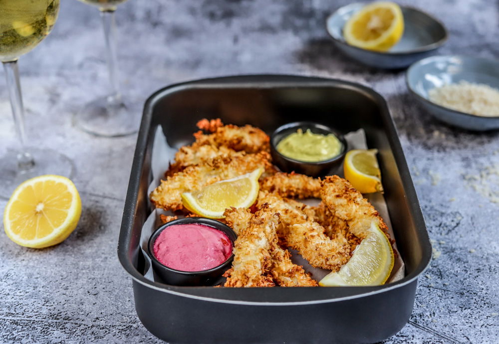 Krokante kabeljauw visfrietjes uit de airfryer met groentedip