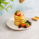 Luchtige American pancakes met rood fruit