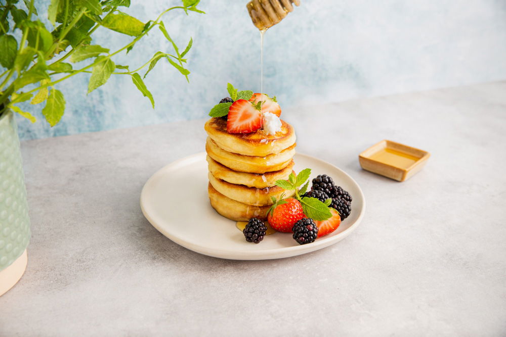 Luchtige American pancakes met rood fruit
