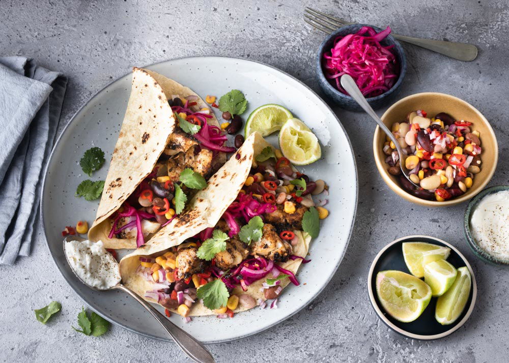 Mexicaanse viswrap met bonensalsa en rode kool