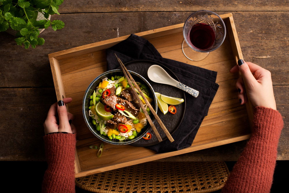 Noedels met biefstukpuntjes, edamame en gele paprika