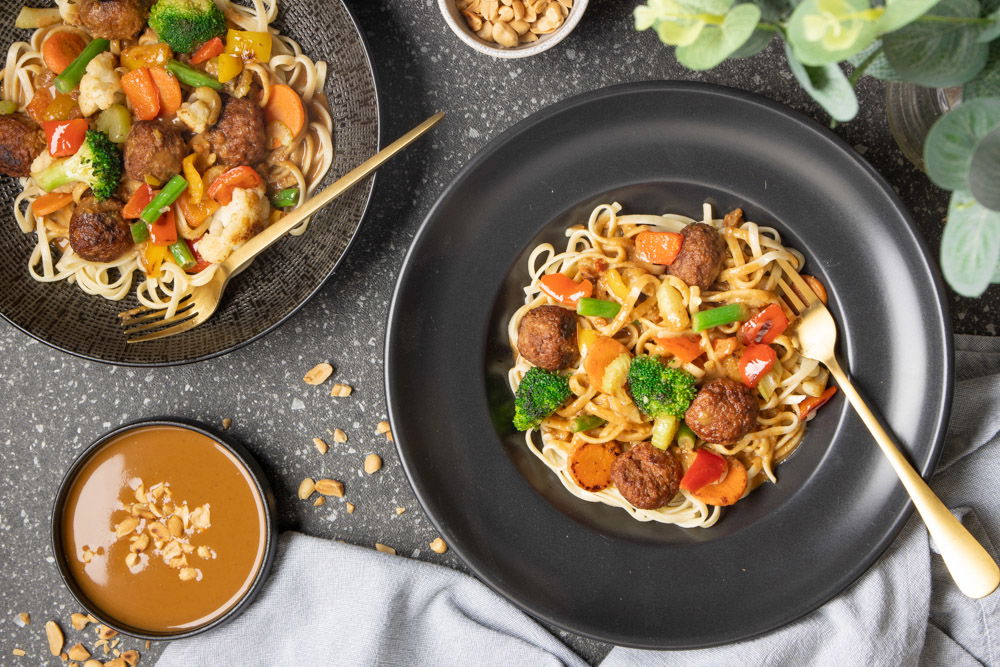 Noedels met vegetarische balletjes en pindasaus