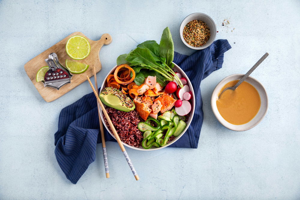 OSB Poké Bowl Poké Bowl Met Rode Rijst, Warmgerookte Zalm En Miso Saus (2)