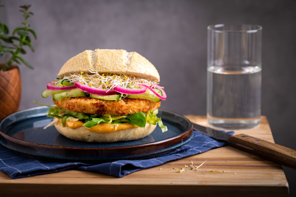 Panko visburger met ingelegde rode ui en srirachamayo