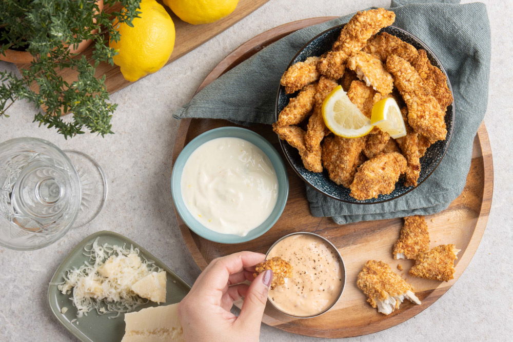 Parmezaan kipnuggets uit de airfryer met spicy mayonaise en citroendip