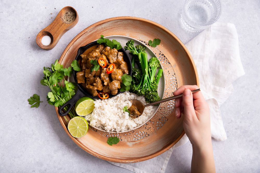 Pittige rundvleescurry met kokosrijst