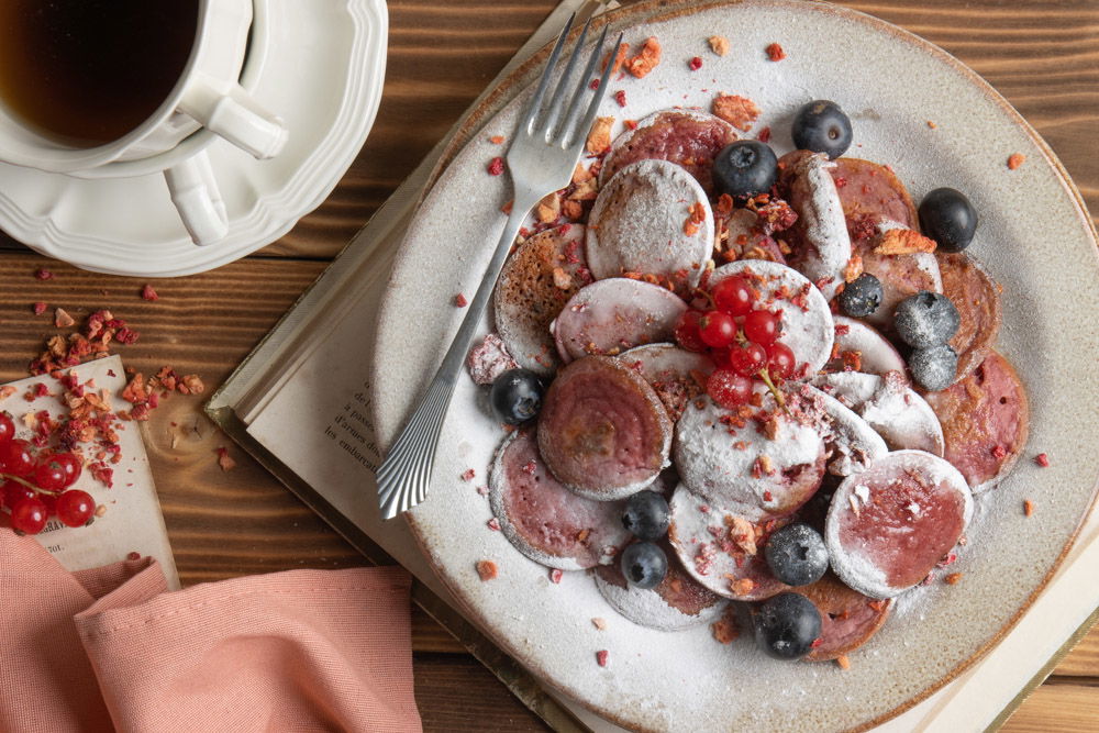 Roze poffertjes met bramen en biet