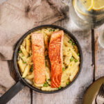 Romige pasta met zalm en doperwten