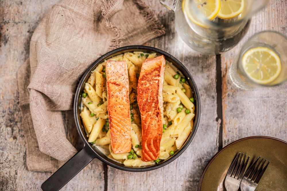 Romige pasta met zalm en doperwten