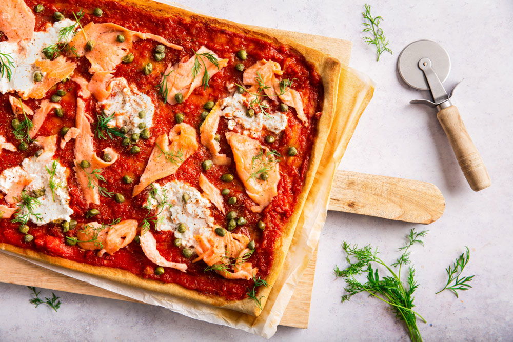 Speltpizza met ricotta, gerookte zalm, kappertjes en dille