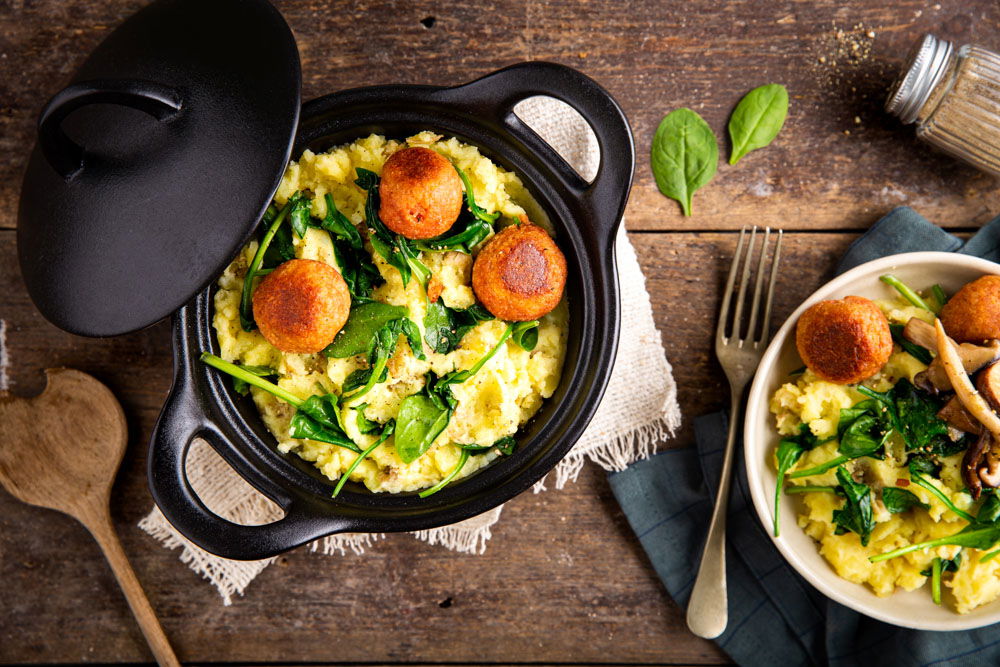 Spinaziestamppot met paddenstoelenjus en vega gehaktballetjes