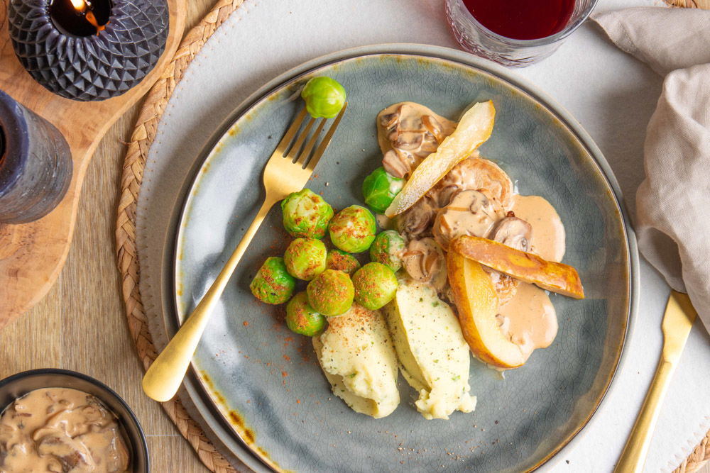 Varkenshaas met paddenstoelenroomsaus, peer en spruitjes