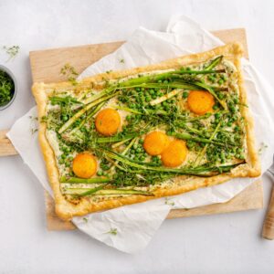 Plaattaart met ei, groene groenten en tuinkers