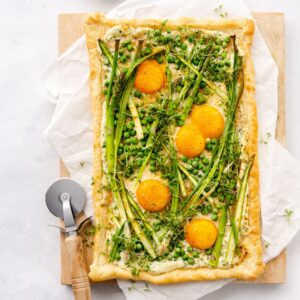 Plaattaart met ei, groene groenten en tuinkers