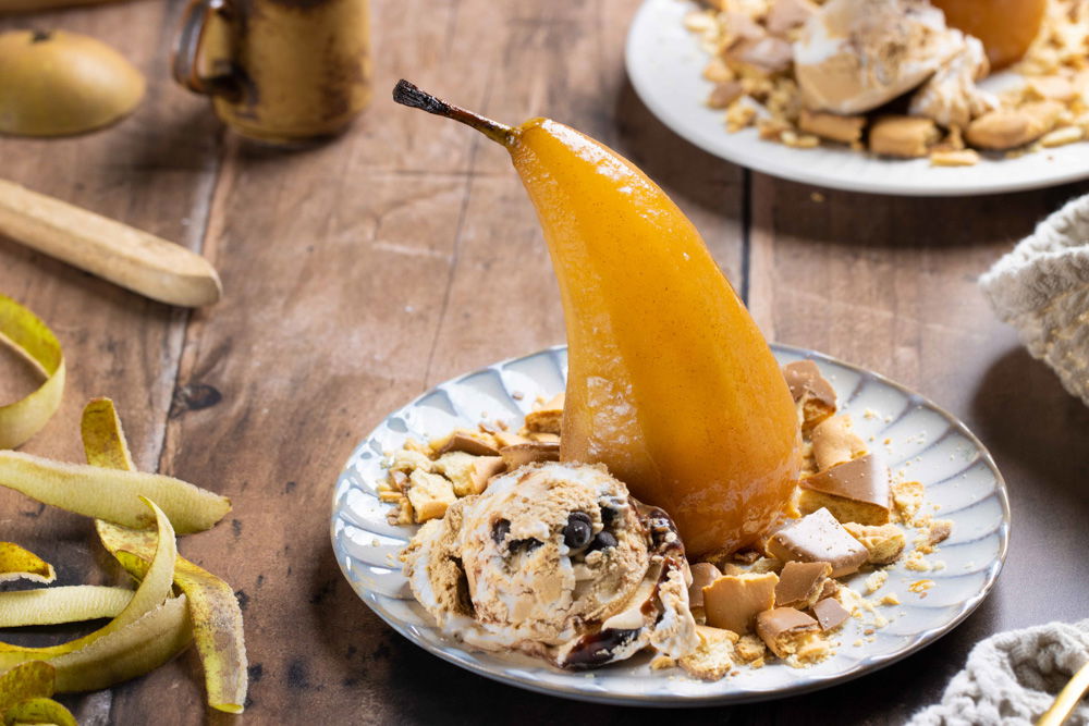 Gestoofde peer met ijs en koffiesaus