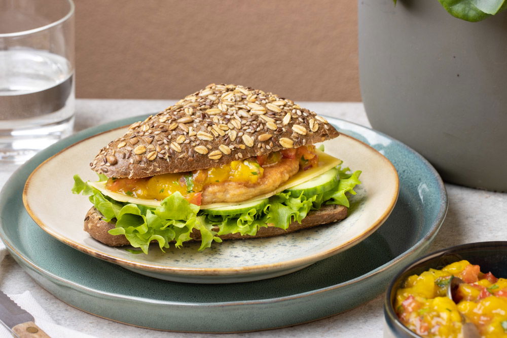 Vegetarische kipburger met zelfgemaakte mangosalsa